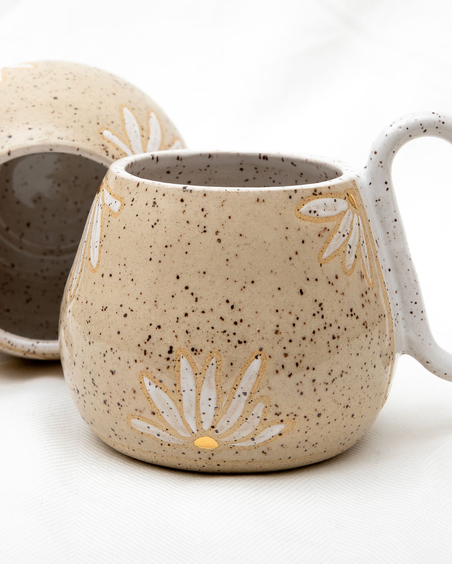 Daisy Mug with 22kt Gold Details - Speckled Mug with 22kt gold